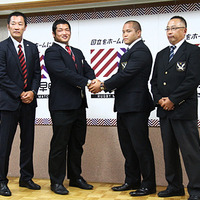 早稲田大学と明治大学、両キャプテンが握手