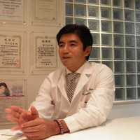 インタビューに応える矯正歯科専門医の賀久浩生氏