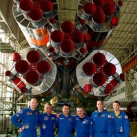 組み立て中のソユーズロケットを背に記念撮影をする第38次／第39次長期滞在クルー