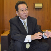 インタビューに答える坂口幸世氏