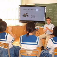 視覚教材を使って手話で意味を確認している様子（熊本県立熊本聾学校）