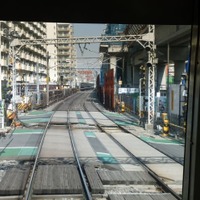 京成電鉄押上線の第3号踏切（手前）と第4号踏切（奥）。4月27日終列車後に第2号踏切と写真の第3号踏切が廃止される。