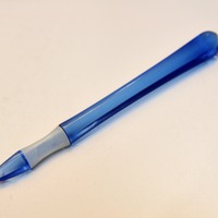 正しい持ち方ができるようデザインされたタッチペン