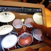 画面を叩くと音が鳴りさまざまな楽器を演奏できる新アプリ「GarageBand for iPad」 画面を叩くと音が鳴りさまざまな楽器を演奏できる新アプリ「GarageBand for iPad」