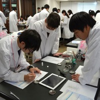 医進・サイエンスコースに在籍する高校生が実験方法を教える