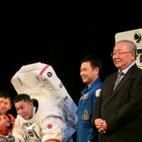 右から「宇宙博2014」総合監修を務めるJAXA名誉教授　的川泰宣氏、JAXA宇宙飛行士の星出彰彦氏。公式サポーターに就任が決定した爆笑問題のふたり。