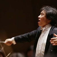 梅田 俊明氏（指揮）