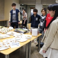 成城大学の学生たちも試食会に参加