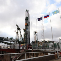 射点に立ったプログレス補給船（55P）を搭載したソユーズロケット（4月7日、cS.P.Korolev RSC Energia）