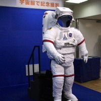宇宙服の後ろに立ち、顔を入れて記念撮影できる撮影スポットもある