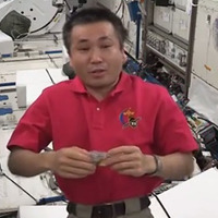若田光一船長による宇宙実験の映像（動画キャプチャ）