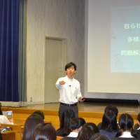 模擬授業でiPad miniの活用事例を生徒から引き出す神谷岳先生