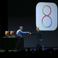 iOS 8を発表するティム・クックCEO（向かって右）とクレイグ・フェデリギ（ソフトウェアエンジニアリング担当上級副社長）　(c) Getty Images