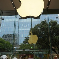 店舗内部からアップルマークを撮影