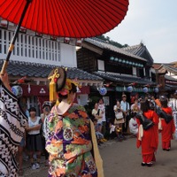 江戸村の町内では、当時を再現したイベントが繰り広げられる