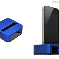 ブルーの本体とiPhone 4の装着イメージ（iPhone 4は別売） ブルーの本体とiPhone 4の装着イメージ（iPhone 4は別売）