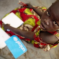 ノートや学用品などの支援物資を受け取った戦闘で避難している子ども。（南スーダン）