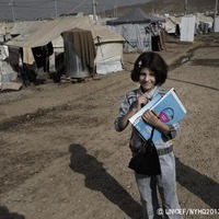シリア難民のためのテントの学校に登校する女の子（イラク）