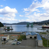岩手県釜石市から見える海。駐車場となっているスペースは建造物が流された場所だという