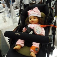 ベビーカーに乗った赤ちゃん人形にベビーバンドが装着されていた。赤ちゃんの状態を24時間記録できる