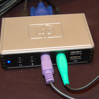 アクセスデバイスにモニター、キーボード、マウスを接続。USBが2ポート実装されている