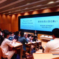 濱田総長、各研究科教授および3名の学部生、1名の留学生を交えたパネルディスカッションも開催され、教育改革および新学事歴について議論された