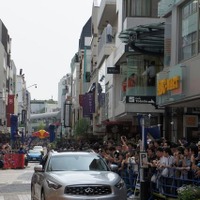 横浜元町でF1マシンが公道走行…観客1万1000人集まる