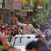 公道でのショーランは日本初。レッドブルのF1マシンが横浜の街を駆け抜けた。