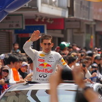 公道でのショーランは日本初。レッドブルのF1マシンが横浜の街を駆け抜けた。