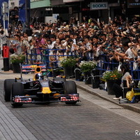 公道でのショーランは日本初。レッドブルのF1マシンが横浜の街を駆け抜けた。