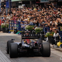 公道でのショーランは日本初。レッドブルのF1マシンが横浜の街を駆け抜けた。