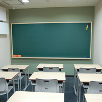 7～8人が一緒に勉強できる広さの教室が2つ用意されている