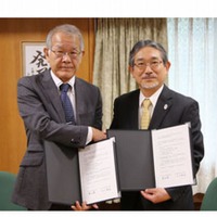 福田電気通信大学長(左)と立石東京外国語大学長