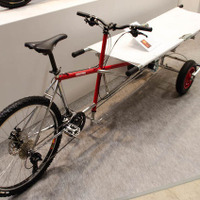 東京サイクルデザイン専門学校生徒による担架付き自転車「RAGGED CRADLE」（サイクルモード14）