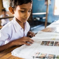 小学校で授業に参加する男の子（インド）