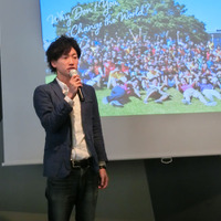 「TECH for TEACHERS」について説明する、ライフイズテック代表取締役CEOの水野雄介氏