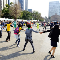 3月20日は国連が定めた「国際幸福デー」。これにあわせ日比谷公園で3月22日、「HAPPY DAY TOKYO 2015」が開催され、東北大震災の風化を防ぐ「311『つながる日』プロジェクト」らが出展。来場者たちに、震災から学んだ「つながること」の大切さを訴えた