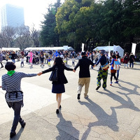 3月20日は国連が定めた「国際幸福デー」。これにあわせ日比谷公園で3月22日、「HAPPY DAY TOKYO 2015」が開催され、東北大震災の風化を防ぐ「311『つながる日』プロジェクト」らが出展。来場者たちに、震災から学んだ「つながること」の大切さを訴えた