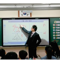 2013 年に行われた韓国・ハンビット初等学校でのタブレット活用実証実験・共同研究のようす