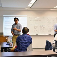 REDプログラムでは担当教員（写真右）のほか、TA（写真左）が学びのサポートを行う