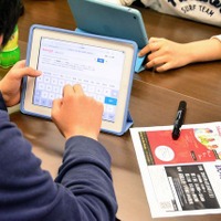 生徒たちはひとり1台iPadを持参し、教科書の閲覧や調査に利用する