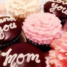 母の日にチョコレートのメッセージを添えたカップケーキ 画像