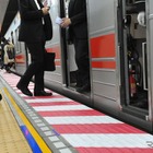 東京メトロ九段下駅ホームに赤白2色の「注意喚起シート」 画像