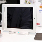 iPad 2をスタンドに置くだけでOKのワイヤレス充電 画像