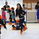 鈴木明子、閉校になる小学校でスケート体験授業 画像