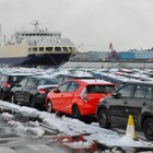 仙台塩釜港のモータープールで輸送を待つ新型車 画像
