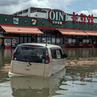 台風シーズン、水没した車からの脱出手順の確認を