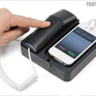 固定電話風iPhoneでハンズフリーも可能な受話器型スタンド 画像