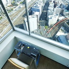 列車を眺め疑似運転…新宿駅近くの高層ホテルに「トレインルーム」4/23から予約開始 画像