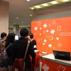 小学生も保護者と一緒に情報収集、カナダ留学フェア2012秋 画像